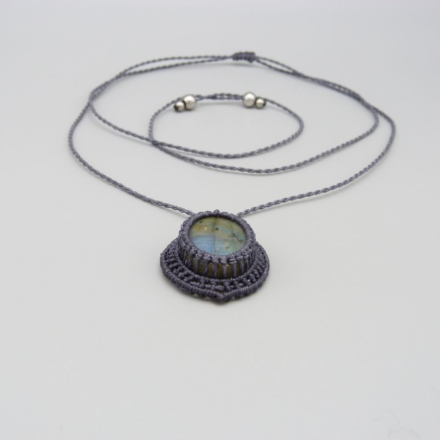 Colar micro-macramé cinzento escuro com um belo labradorite