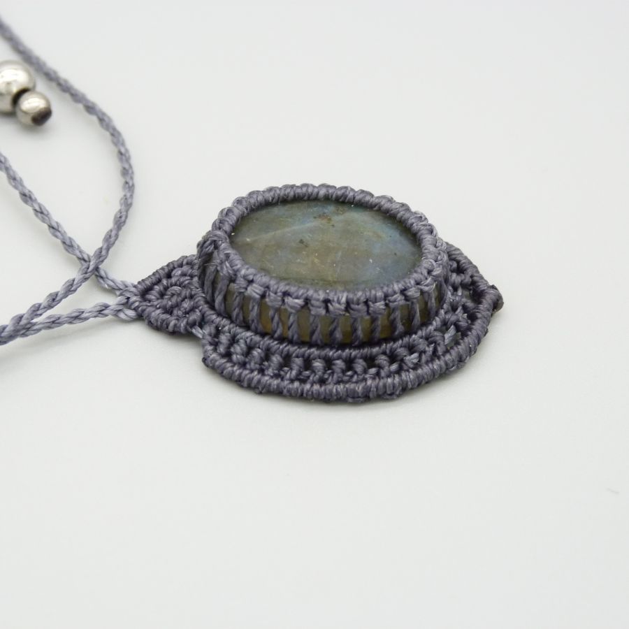 Colar micro-macramé cinzento escuro com um belo labradorite