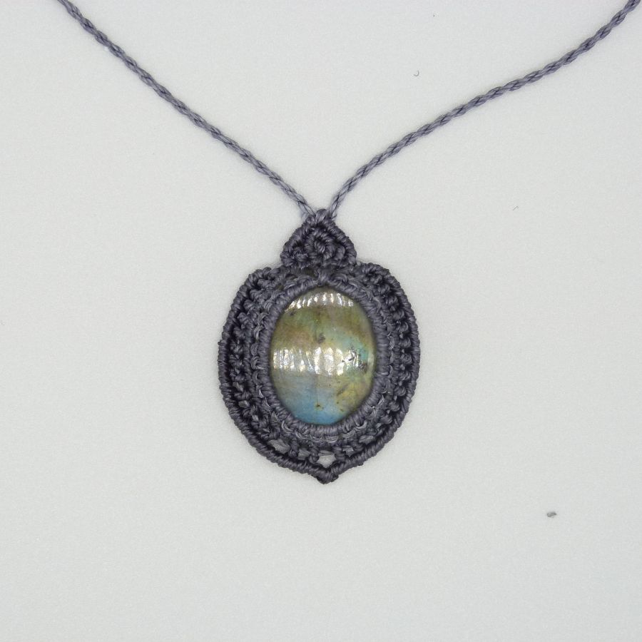 Colar micro-macramé cinzento escuro com um belo labradorite
