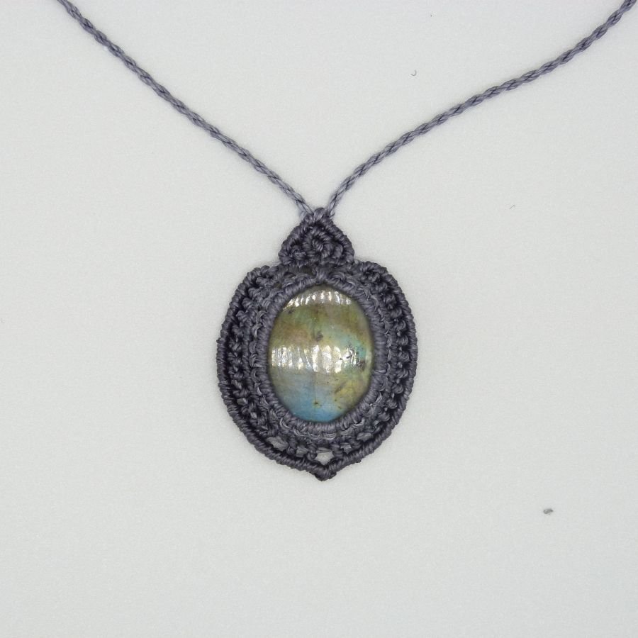 Colar micro-macramé cinzento escuro com um belo labradorite