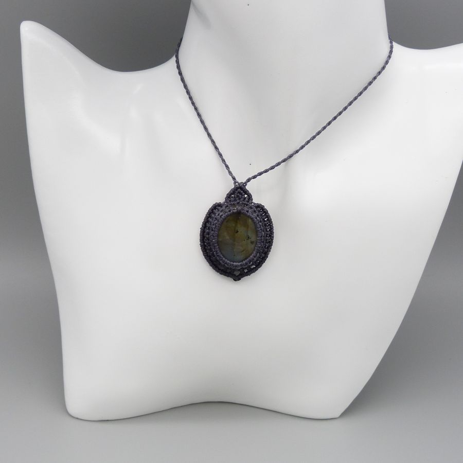 Colar micro-macramé cinzento escuro com um belo labradorite