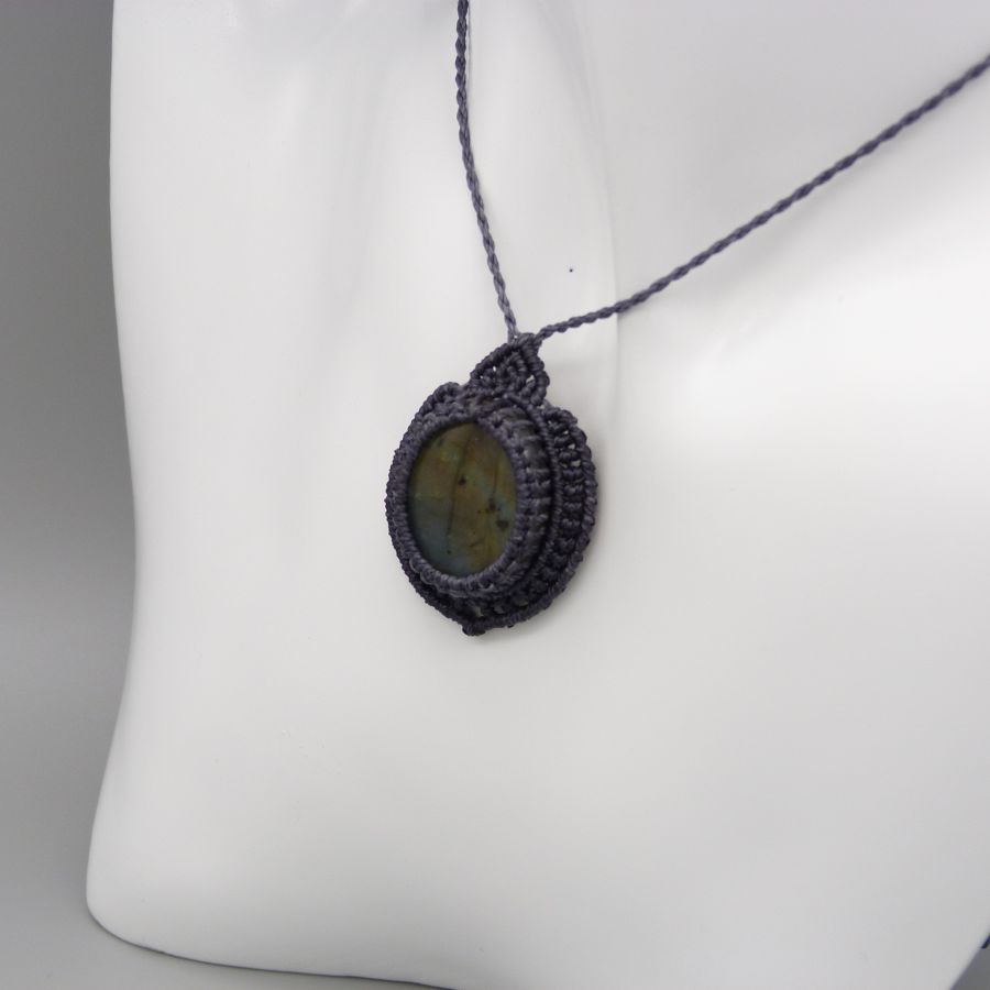 Colar micro-macramé cinzento escuro com um belo labradorite