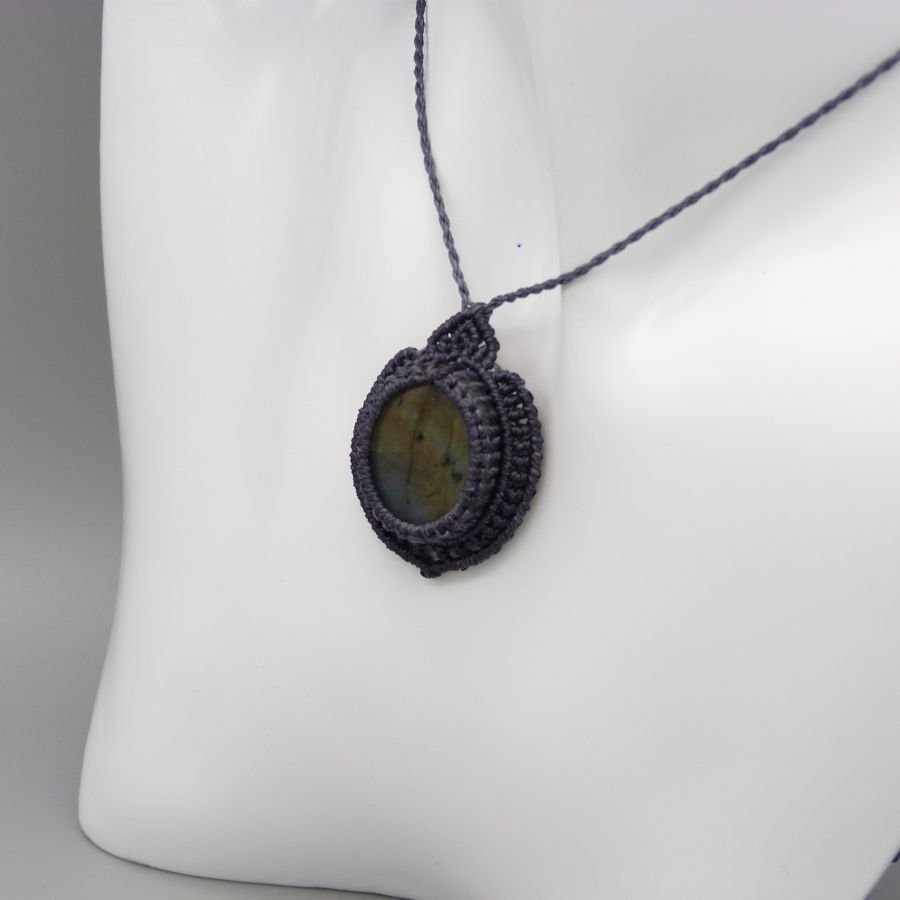Colar micro-macramé cinzento escuro com um belo labradorite