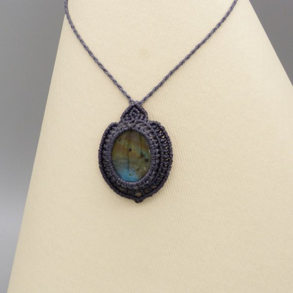 Colar micro-macram&eacute; cinzento escuro com um belo labradorite
