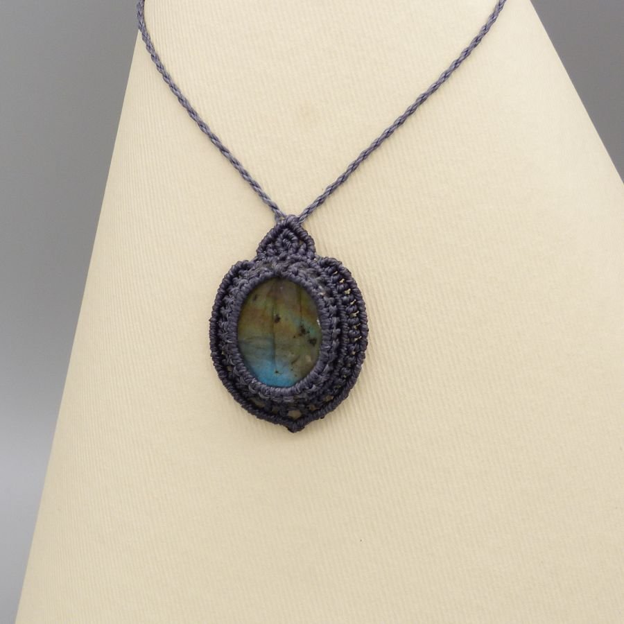 Colar micro-macramé cinzento escuro com um belo labradorite