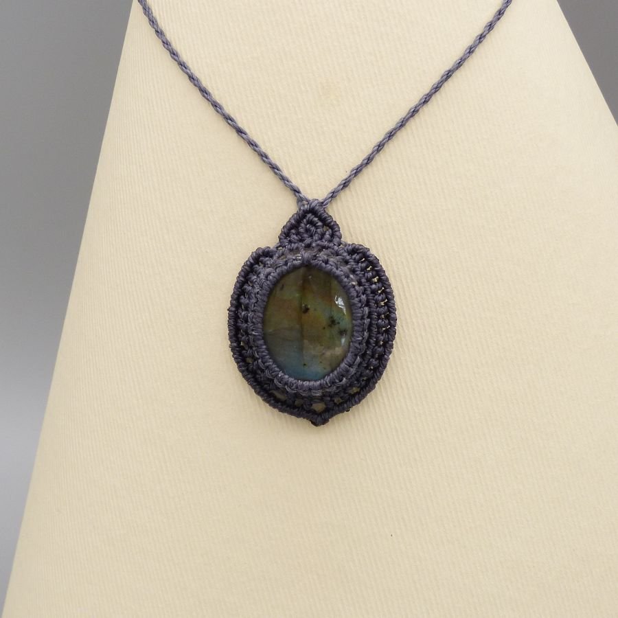 Colar micro-macramé cinzento escuro com um belo labradorite