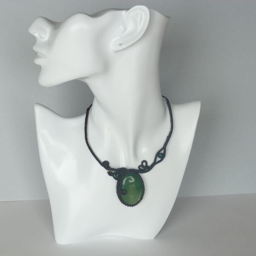 Colar micro-macramé castanho-chocolate com uma pedra preciosa verde