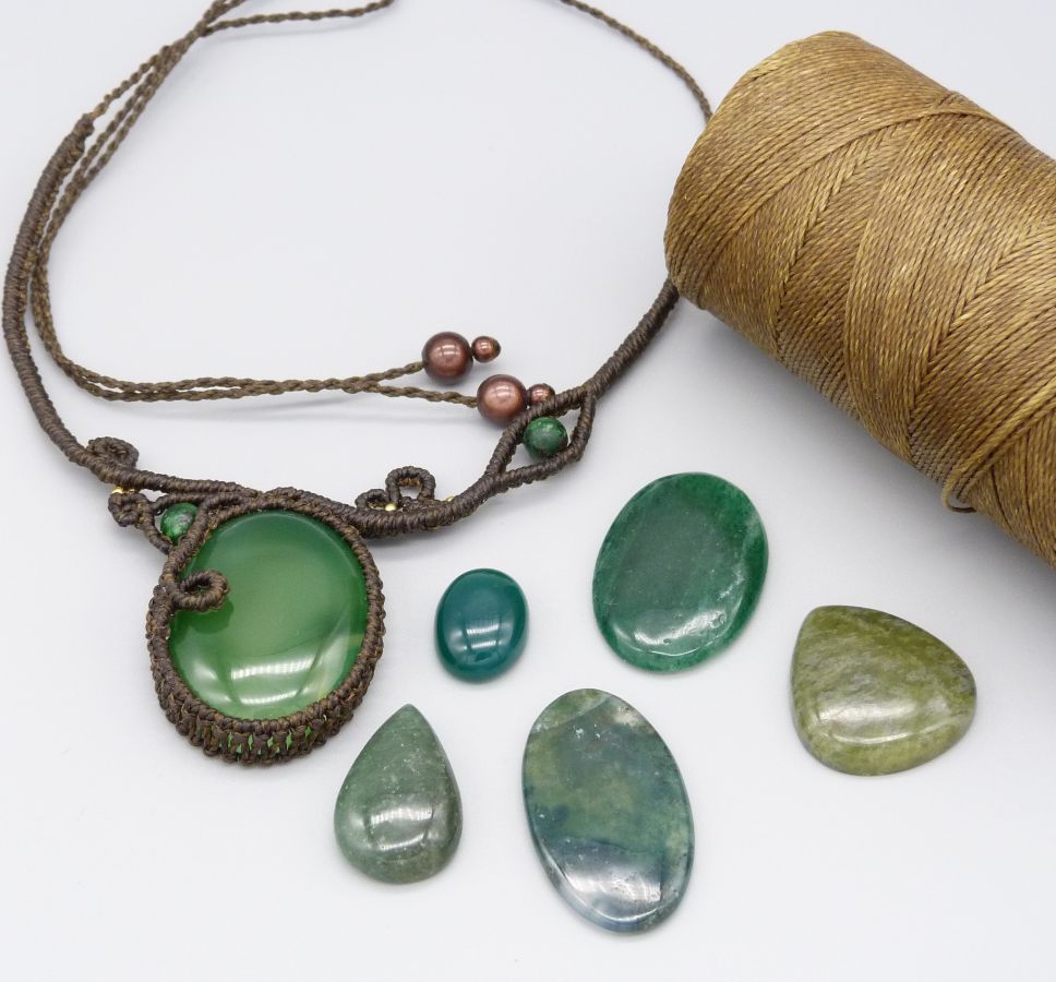 Colar micro-macramé castanho-chocolate com uma pedra preciosa verde