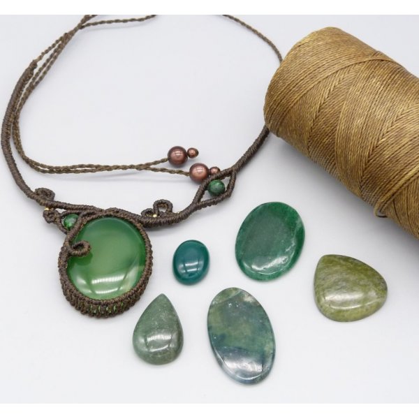 Colar micro-macram&eacute; castanho-chocolate com uma pedra preciosa verde