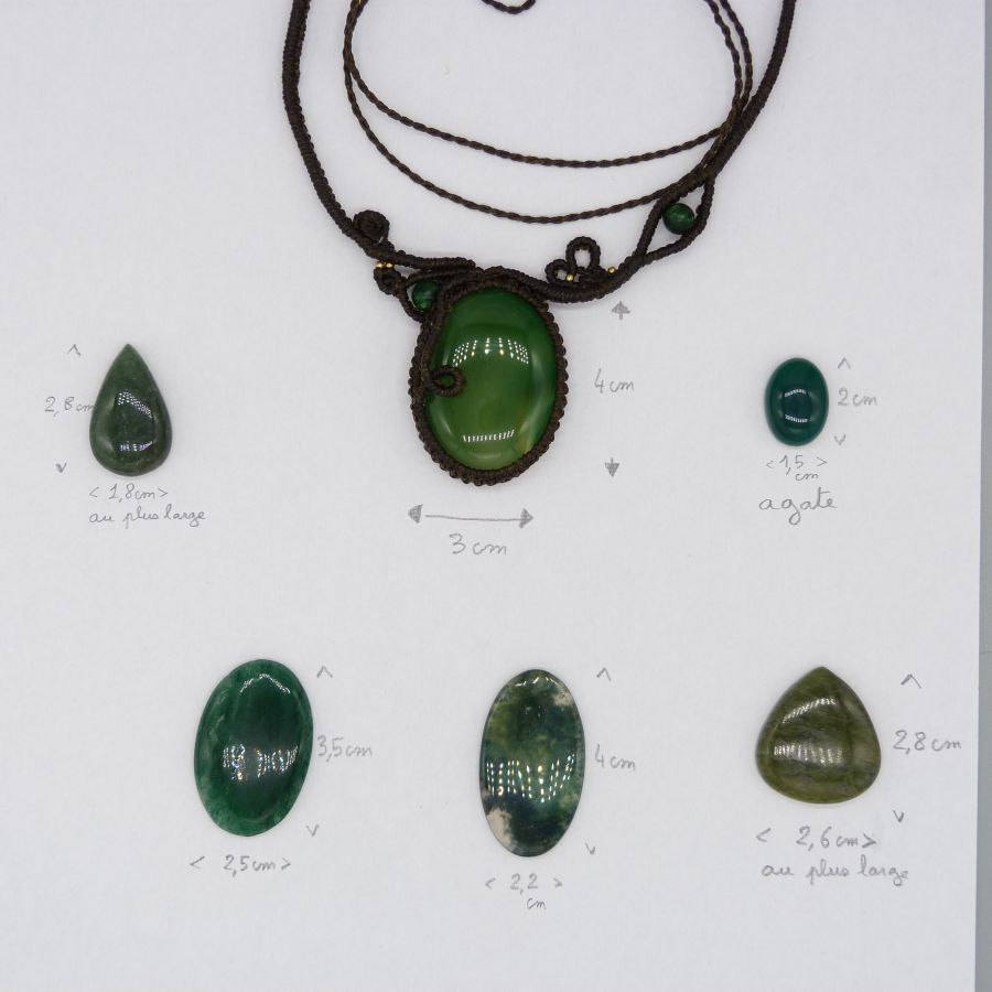 Colar micro-macramé castanho-chocolate com uma pedra preciosa verde