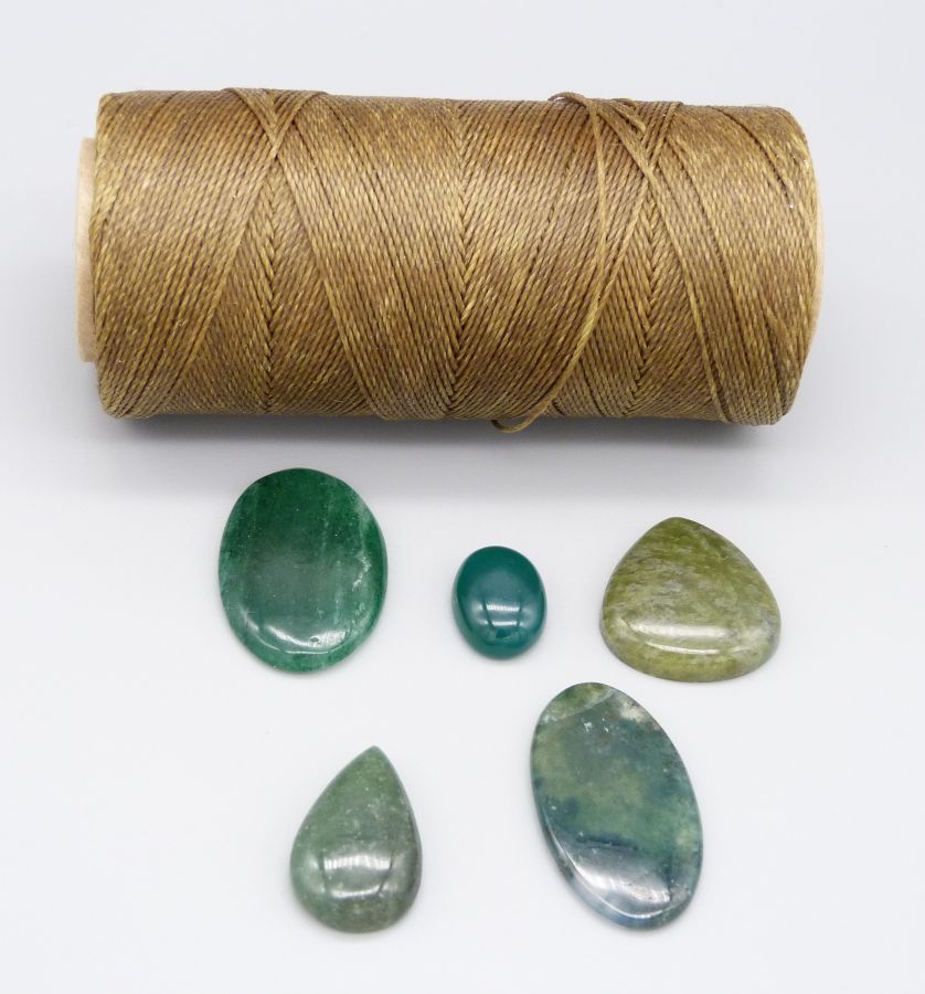 Colar micro-macramé castanho-chocolate com uma pedra preciosa verde