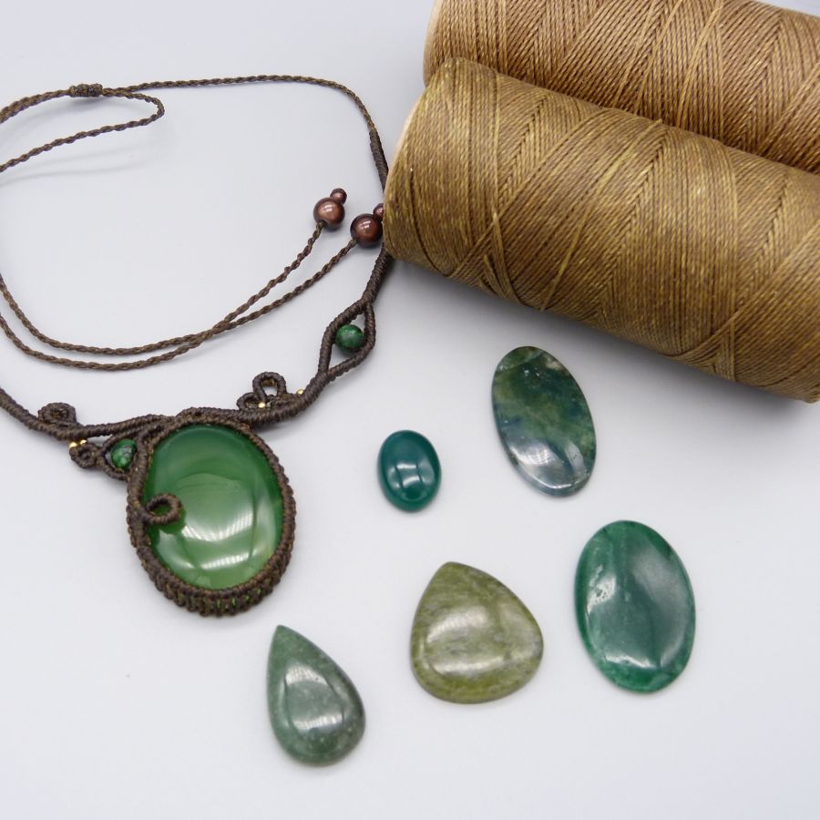 Colar micro-macramé castanho-chocolate com uma pedra preciosa verde