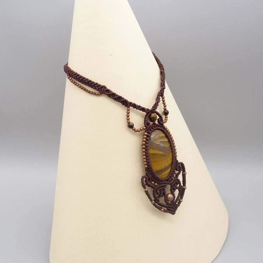 Colar micromacramé castanho com um cabochon olho de tigre