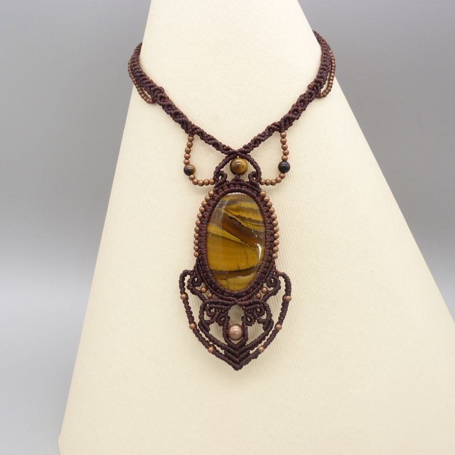 Colar micromacramé castanho com um cabochon olho de tigre