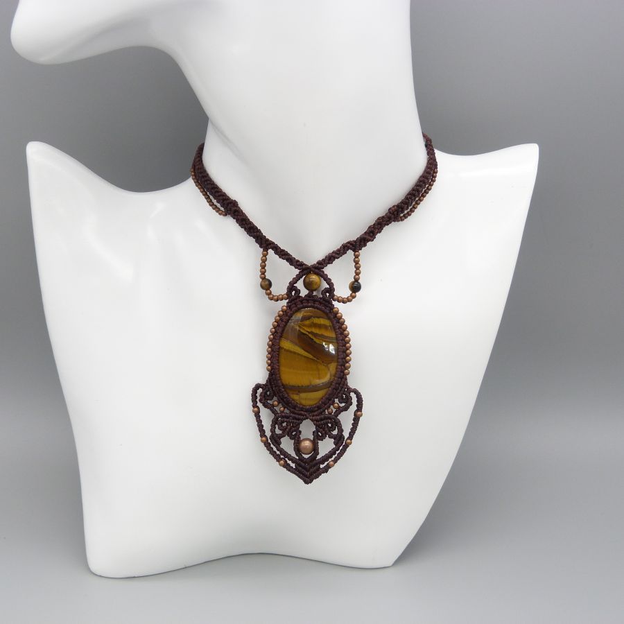 Colar micromacramé castanho com um cabochon olho de tigre