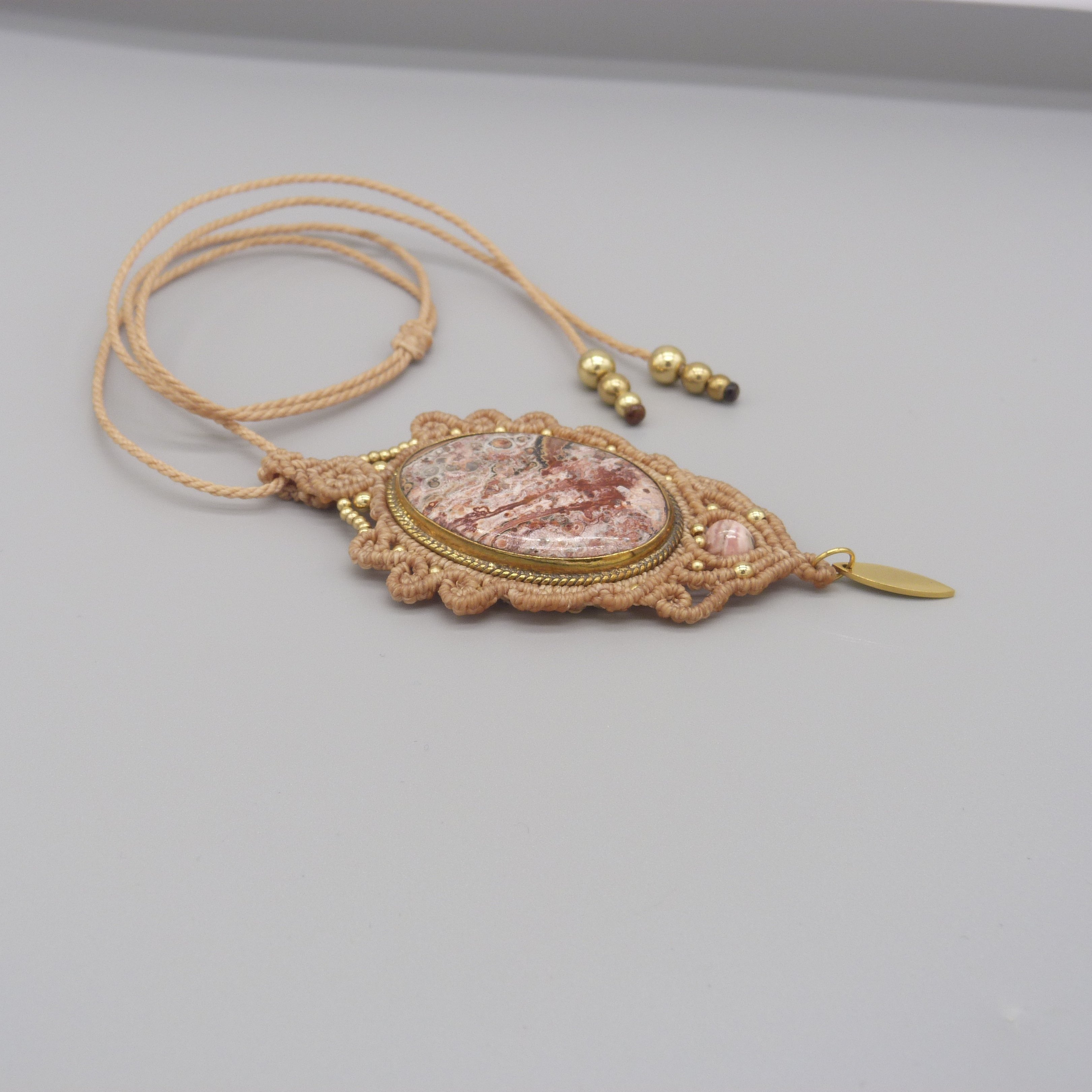 Colar micromacram&eacute; cinza claro com uma pedra natural, o dendrito