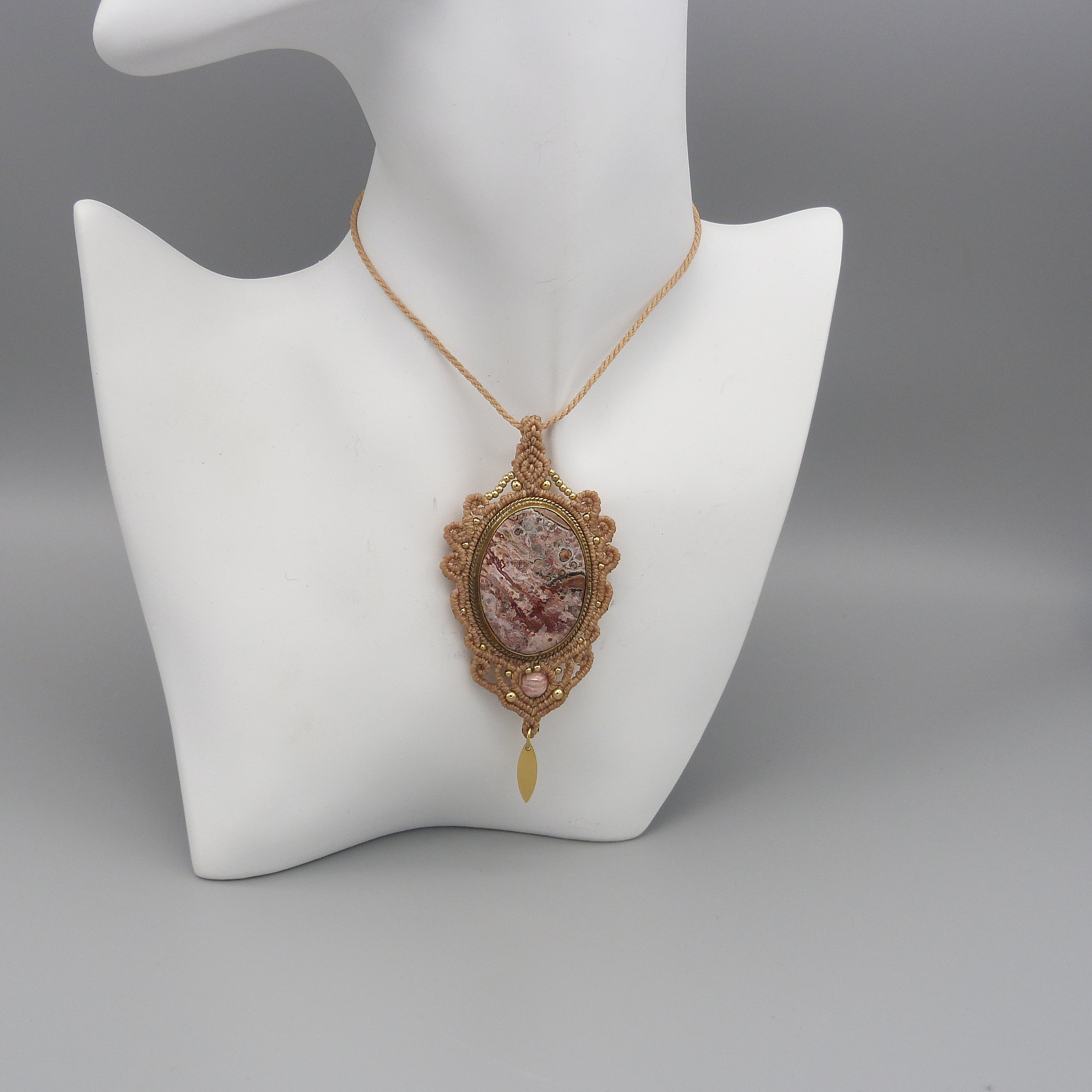 Colar micromacram&eacute; cinza claro com uma pedra natural, o dendrito