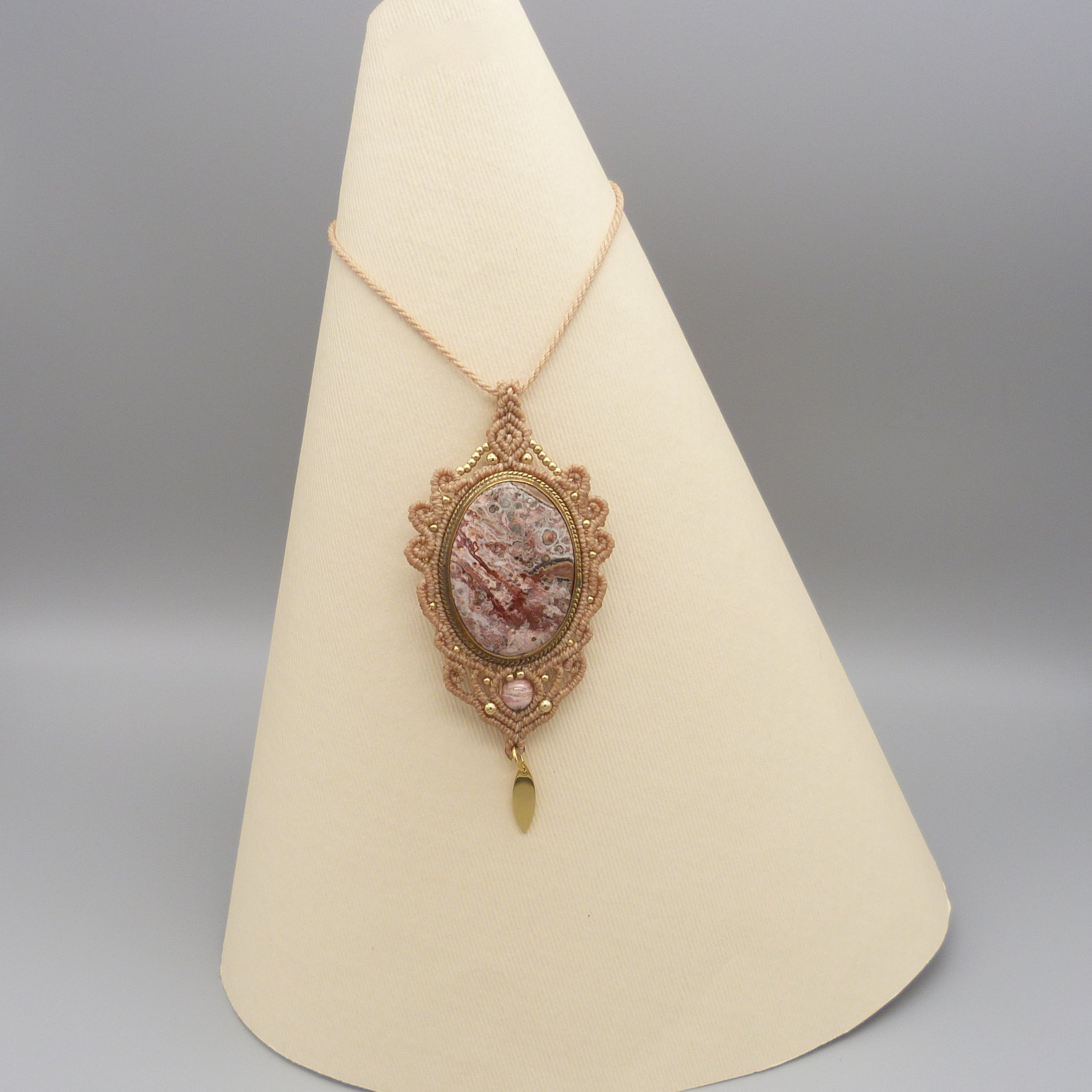 Colar micromacram&eacute; cinza claro com uma pedra natural, o dendrito