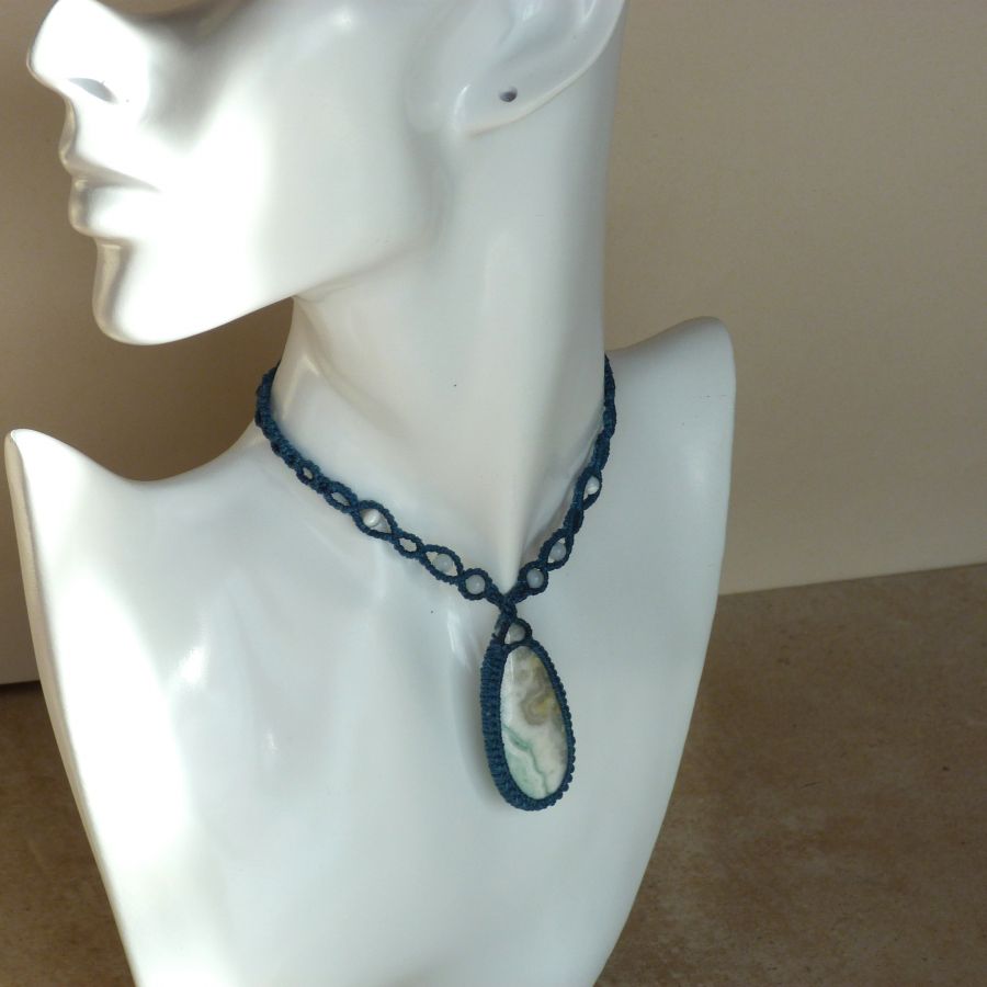 colar micromacramé azul de pato com jaspe de larsonite