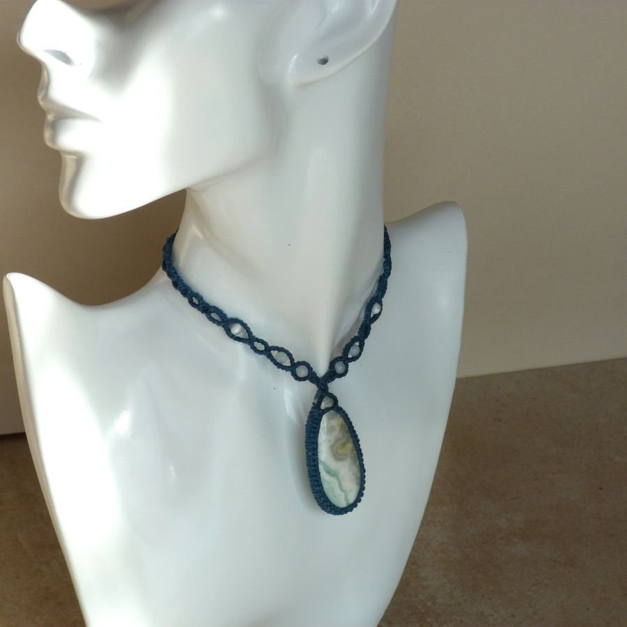colar micromacramé azul de pato com jaspe de larsonite