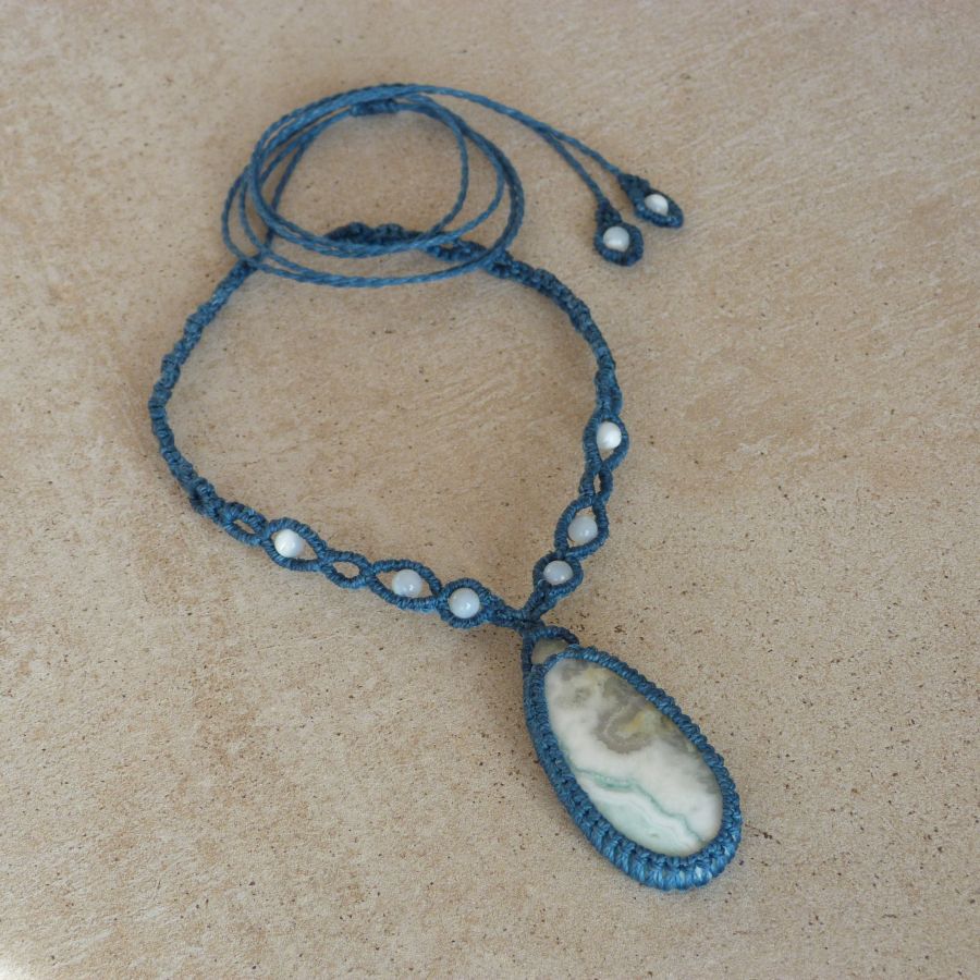 colar micromacramé azul de pato com jaspe de larsonite