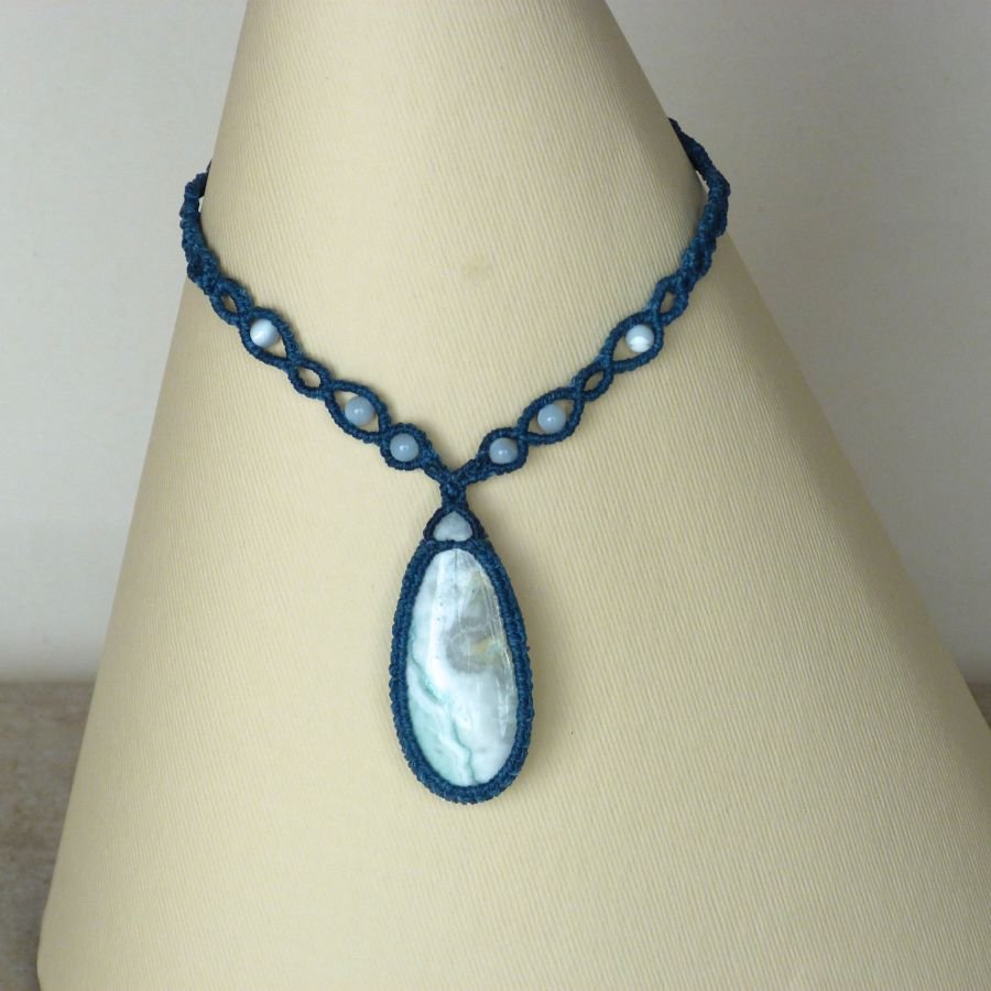 colar micromacramé azul de pato com jaspe de larsonite