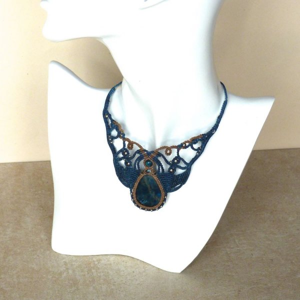 colar micromacram&eacute; azul pato bege com apatite