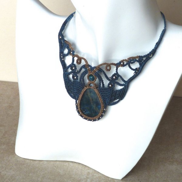 colar micromacram&eacute; azul pato bege com apatite