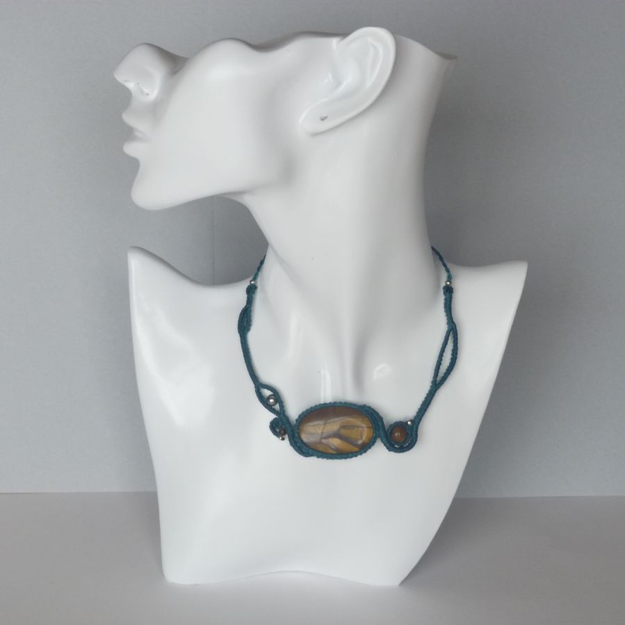 Colar micromacramé azul de pato com uma pedra natural, o olho de tigre