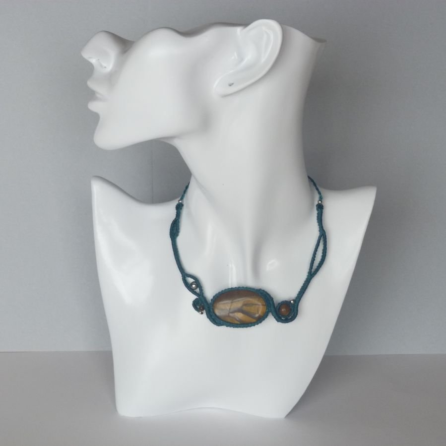 Colar micromacramé azul de pato com uma pedra natural, o olho de tigre
