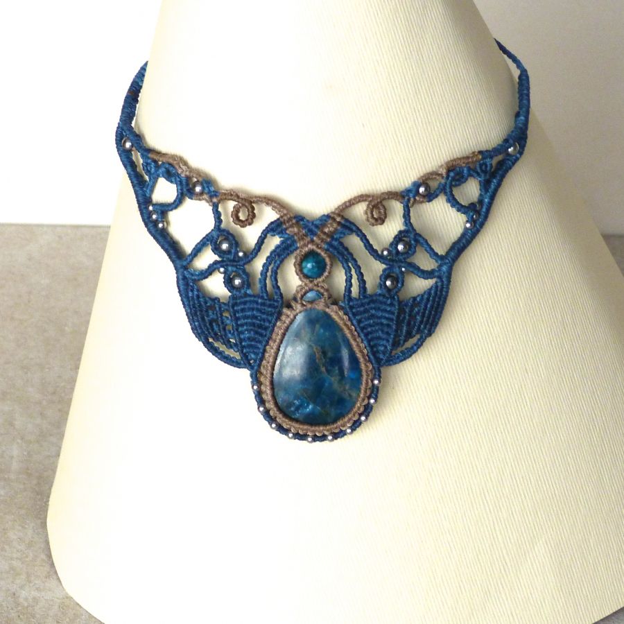 colar micromacramé azul pato bege com apatite