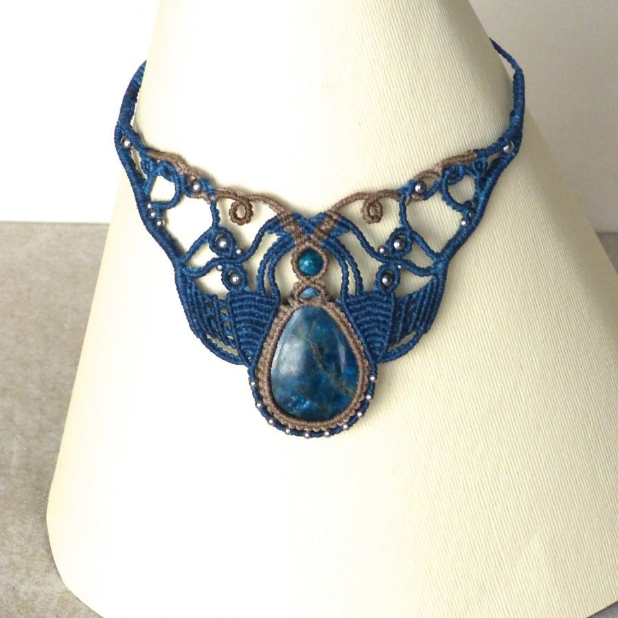 colar micromacramé azul pato bege com apatite