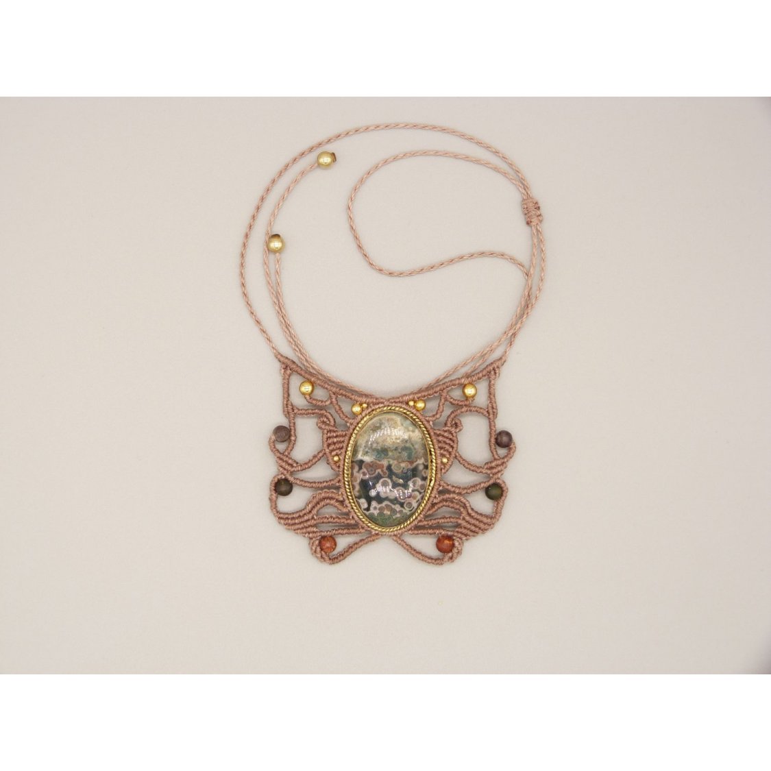 Colar micromacramé de cor taupe com um jaspe