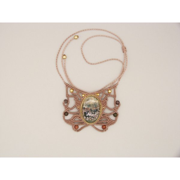 Colar micromacram&eacute; de cor taupe com um jaspe