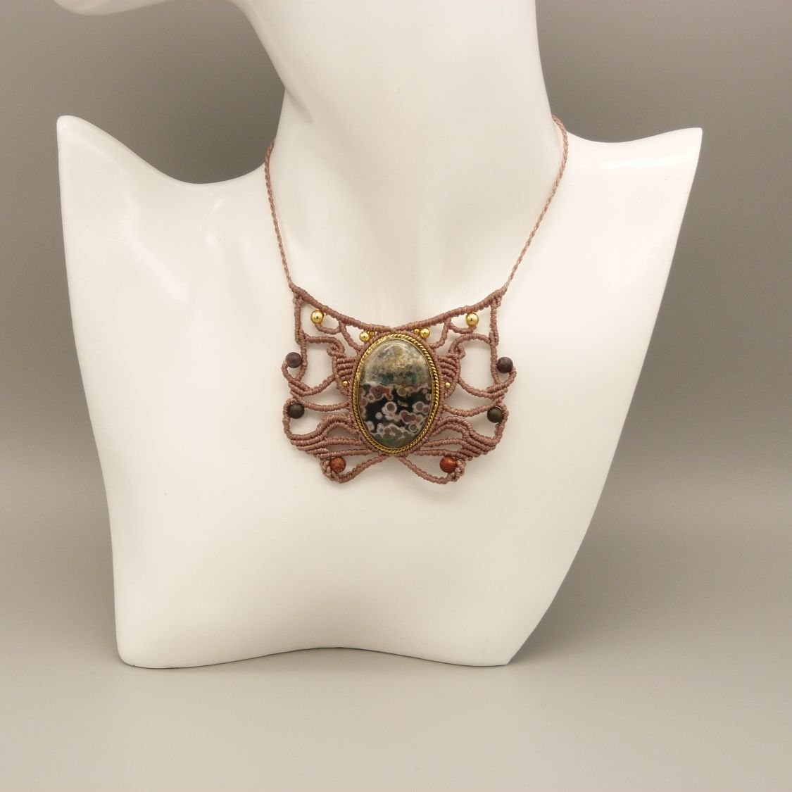 Colar micromacramé de cor taupe com um jaspe