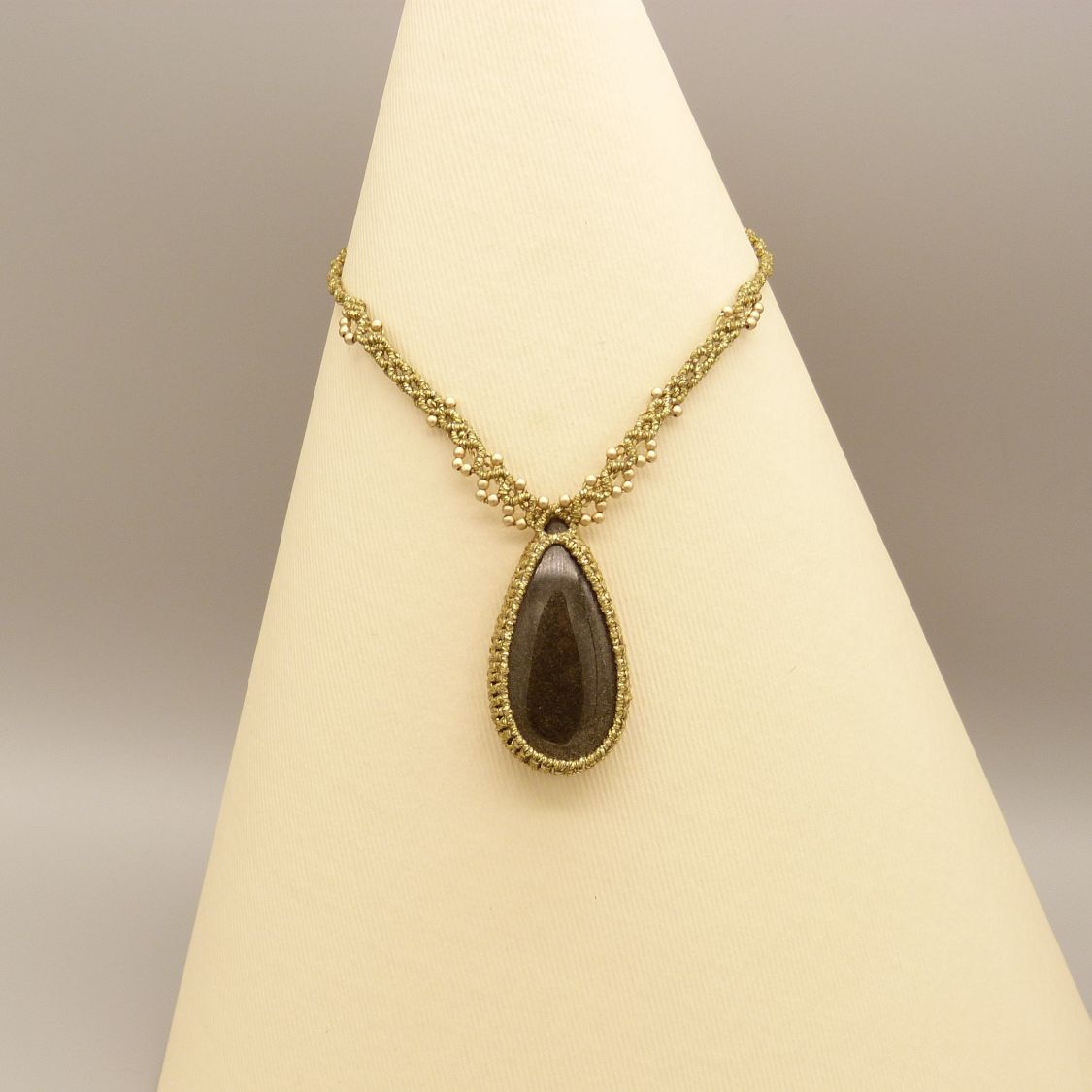 Colar micromacramé dourado com obsidiana dourada 