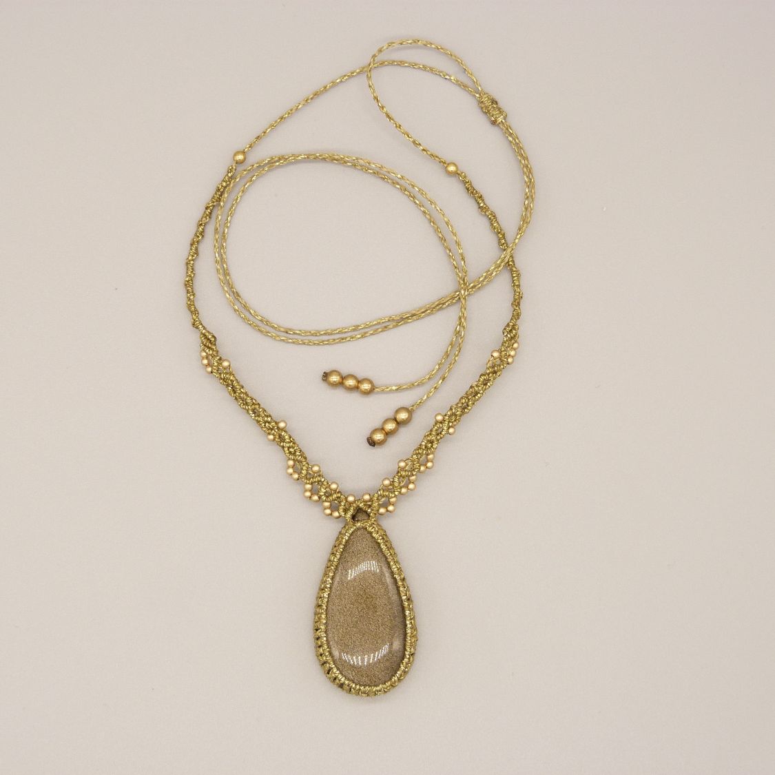 Colar micromacramé dourado com obsidiana dourada 