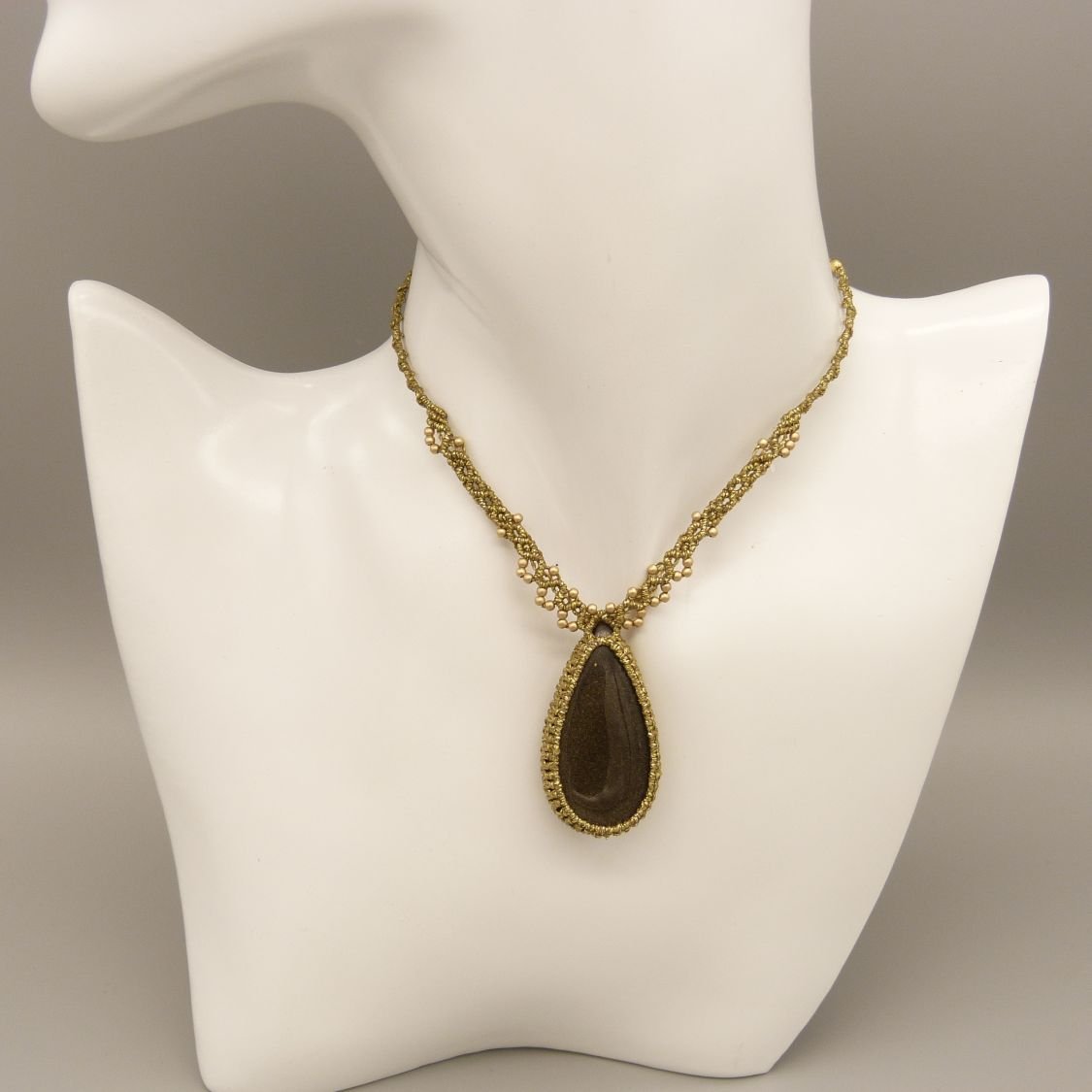 Colar micromacramé dourado com obsidiana dourada 