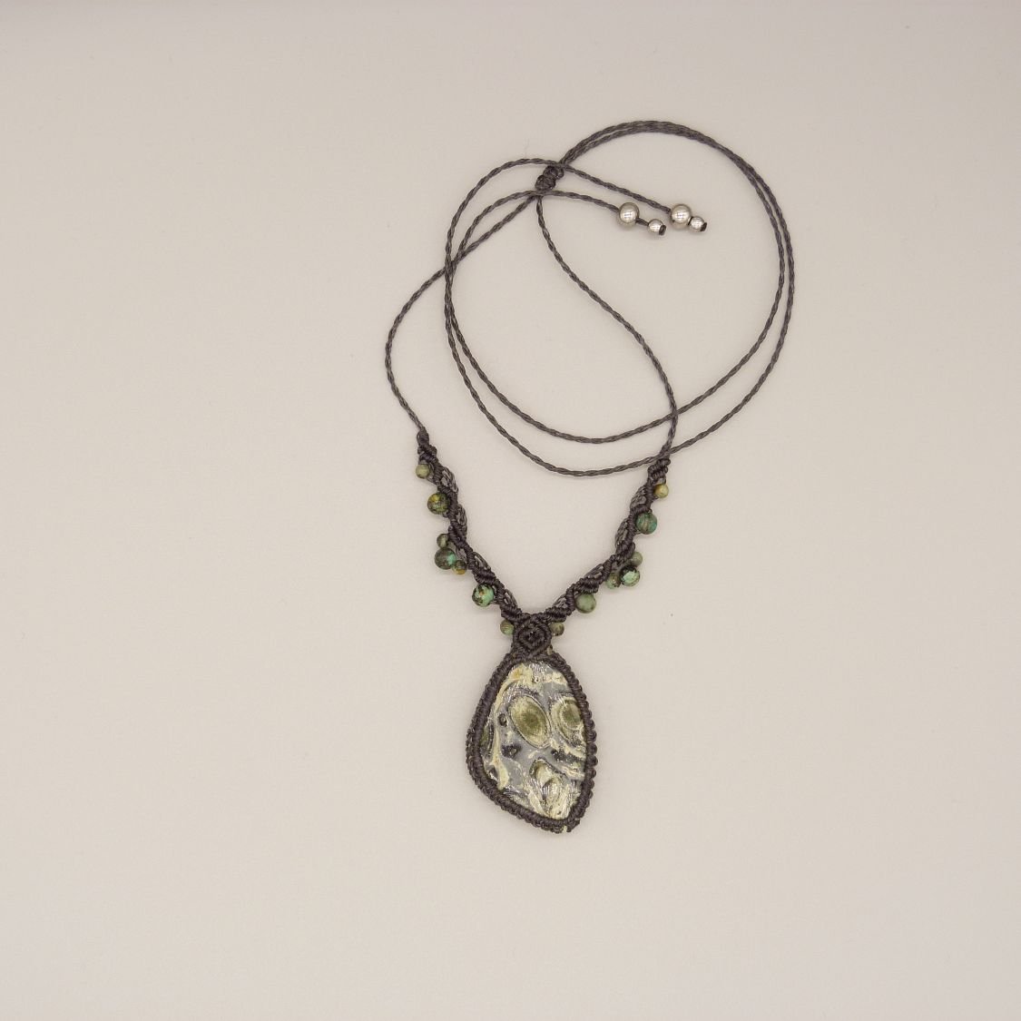 Colar micro-macramé cinzento escuro com jaspe kambaba