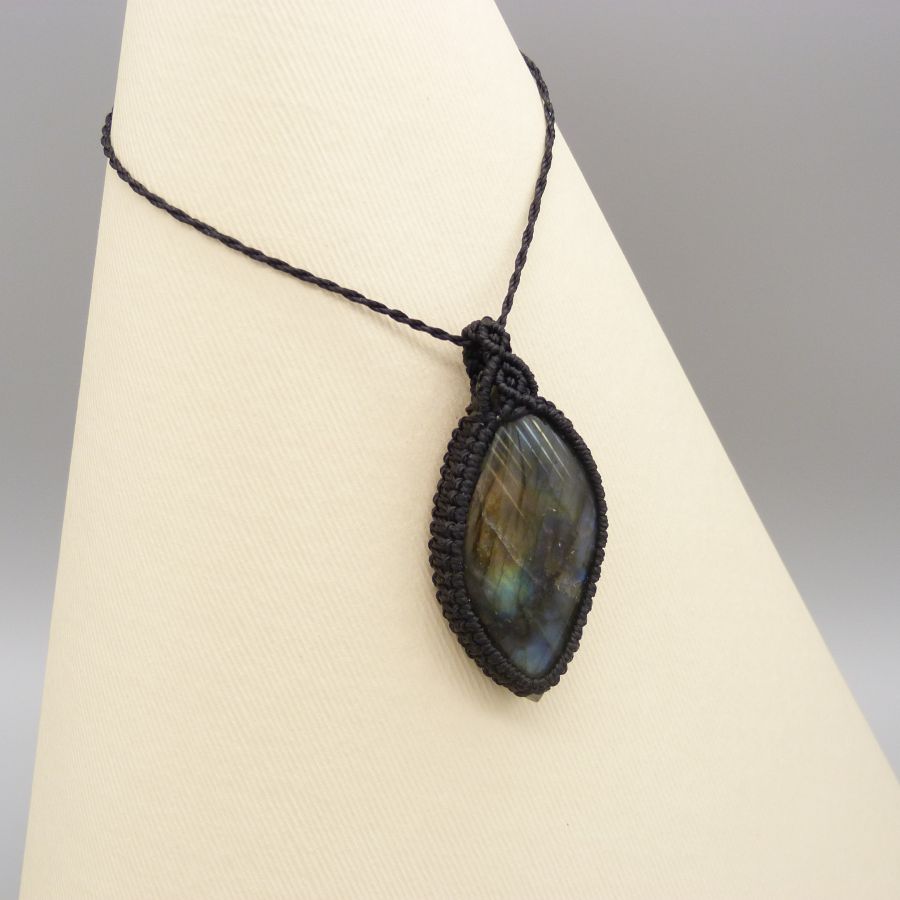 Colar micromacramé preto com um labradorite 