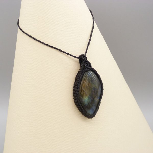 Colar micromacram&eacute; preto com um labradorite 