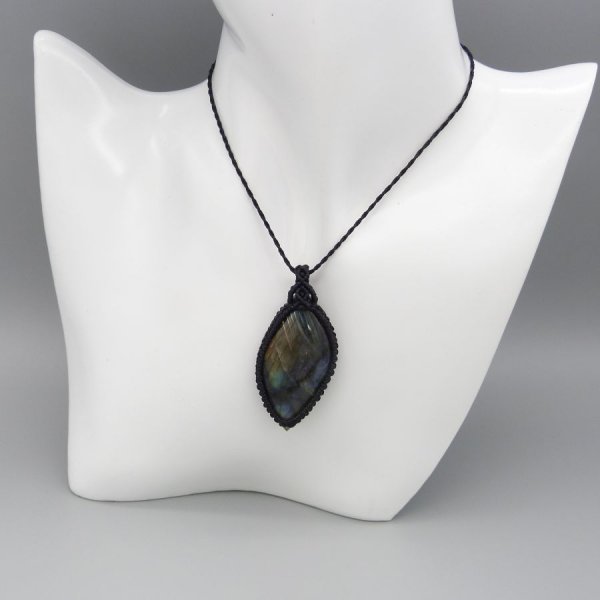 Colar micromacram&eacute; preto com um labradorite 