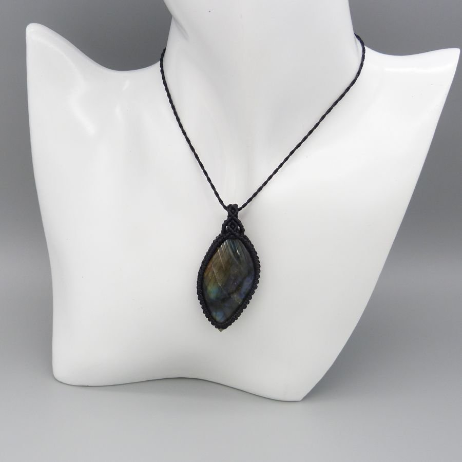 Colar micromacramé preto com um labradorite 