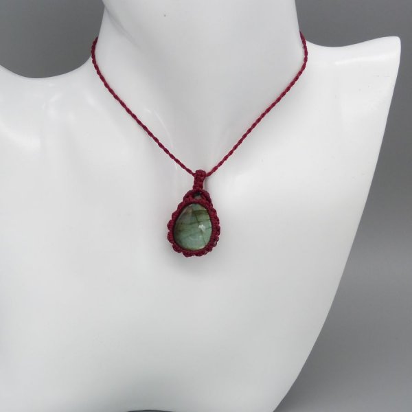 Collier en micro-macram&eacute; rouge avec une labradorite