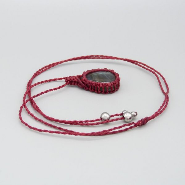 Collier en micro-macram&eacute; rouge avec une labradorite