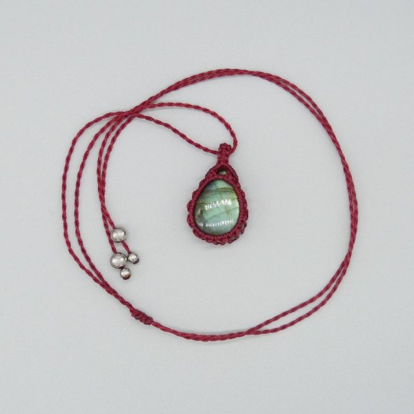 Collier en micro-macram&eacute; rouge avec une labradorite