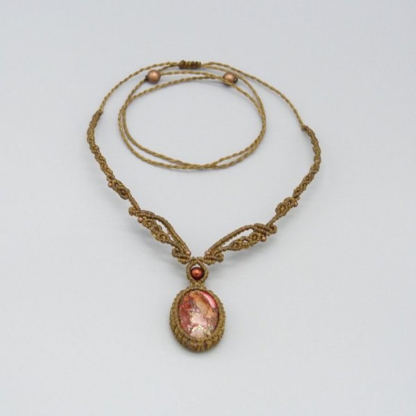 Collier en micro-macram&eacute; vert kaki avec un cabochon jaspe imp&eacute;rial