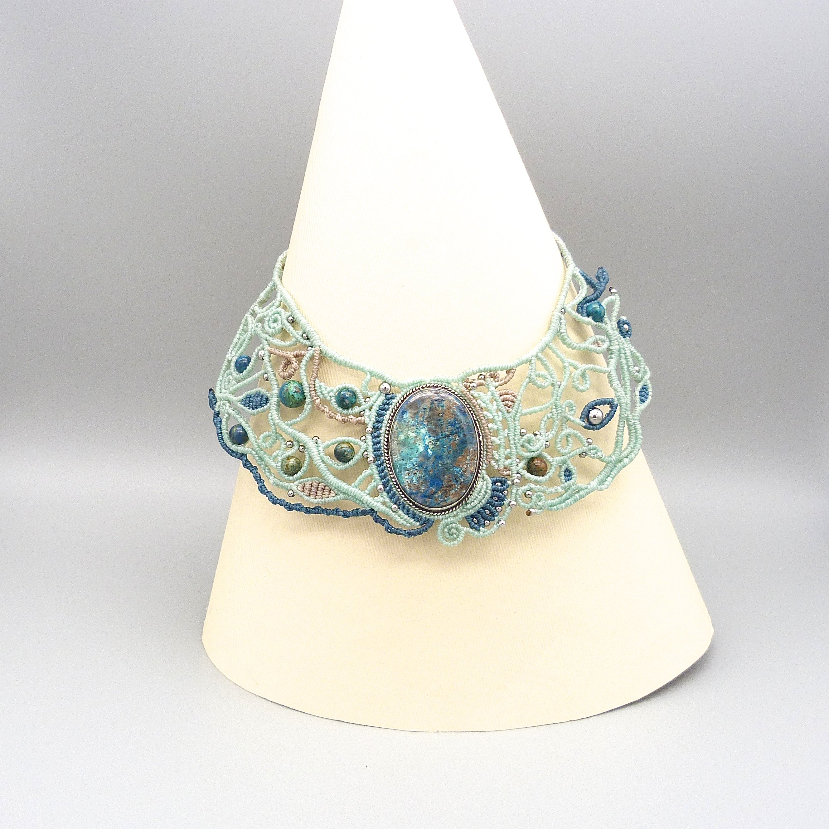 Collier en micro-macram&eacute; vert menthe &agrave; l'eau avec une chrysocolle 