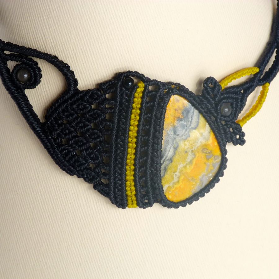 Colar micromacramé preto/amarelo com uma pedra natural, jaspe 