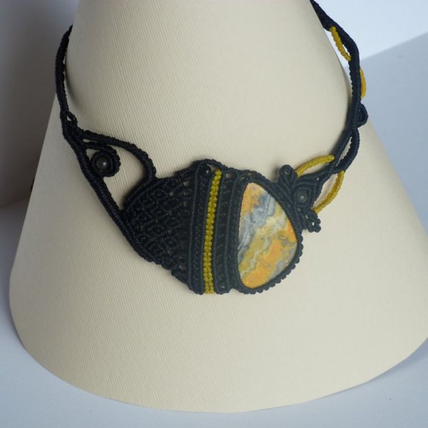 Colar micromacram&eacute; preto/amarelo com uma pedra natural, jaspe 